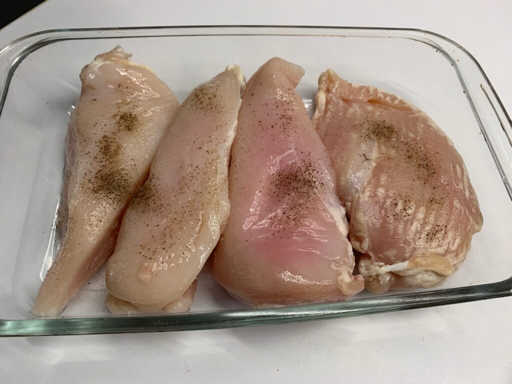 Recette blanc de poulet au four -Préchauffer le four à 180°C.
Déposer les blancs de poulet entiers dans un plat allant au four.
Saler et poivrer.