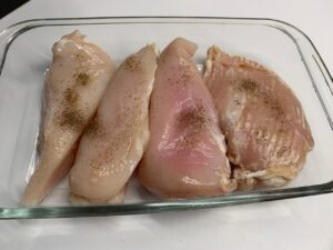 Recette blanc de poulet au four -Préchauffer le four à 180°C. Déposer les blancs de poulet entiers dans un plat allant au four. Saler et poivrer.
