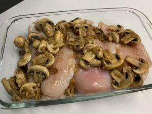 Recette blanc de poulet -Déposer les champignons cuits dans le plat. Reprendre la poêle et y verser la crème et le bouillon. Porter à frémissements.