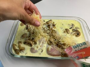 Recette blanc de poulet au four - Napper le poulet puis parsemer de gruyère.