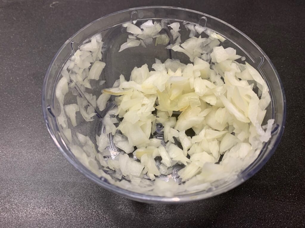 Recette courgettes au lait de coco et curry -Eplucher et émincer l'oignon.