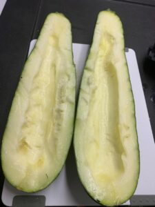 Recette courgettes au lait de coco et curry -Laver la courgette et la couper en 2 dans le sens de la longueur, puis la couper en petits cubes.