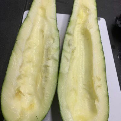 Recette courgettes au lait de coco et curry -Laver la courgette et la couper en 2 dans le sens de la longueur, puis la couper en petits cubes.