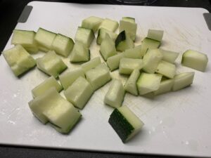 Recette courgettes au lait de coco et curry -Laver la courgette et la couper en 2 dans le sens de la longueur, puis la couper en petits cubes.