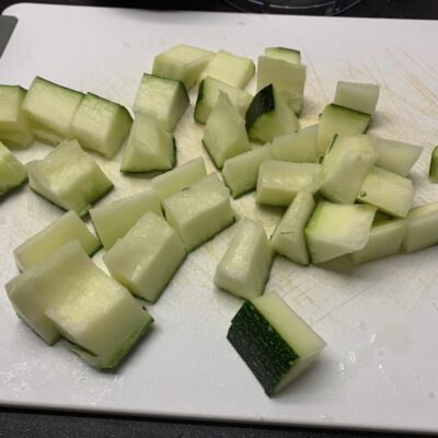 Recette courgettes au lait de coco et curry -Laver la courgette et la couper en 2 dans le sens de la longueur, puis la couper en petits cubes.