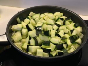 Recette courgettes au lait de coco et curry -Ajouter les cubes de courgette et les laisser cuire jusqu'à ce qu'ils soient tendres.