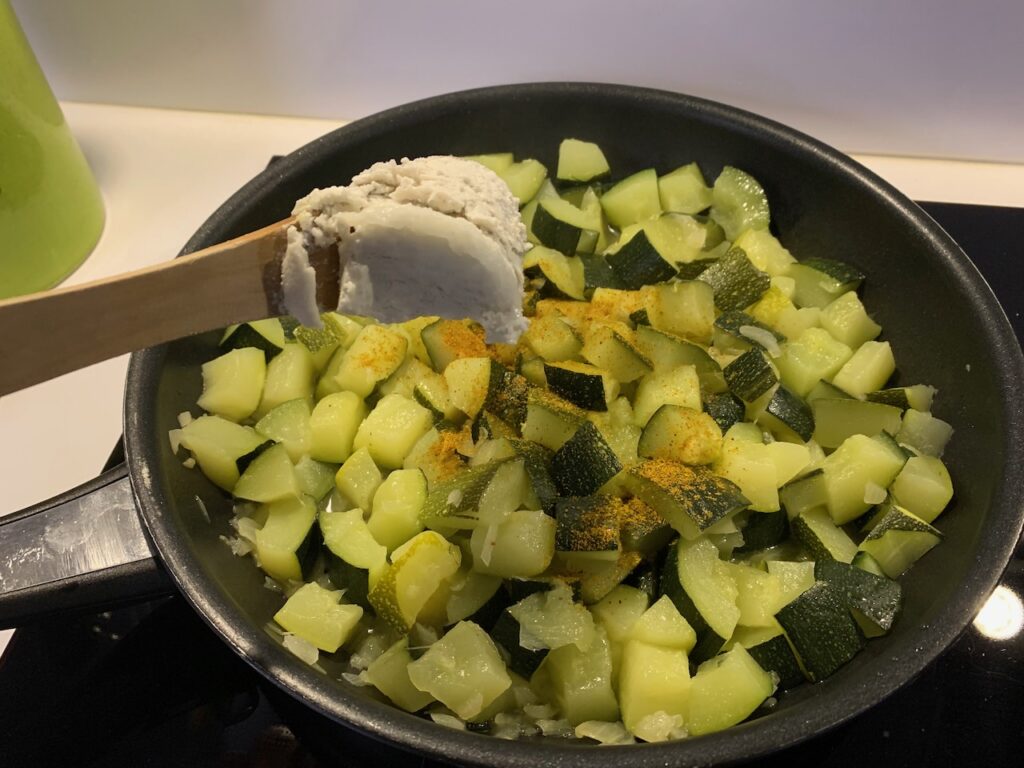 Recette courgettes au lait de coco et curry -Ajouter le curry et le lait de coco. 
Bien mélanger et poursuivre la cuisson 5 min.
Servir avec du riz basmati.