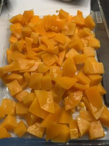 Recette gratin de butternut à la fourme d'Ambert -Beurrer un plat à gratin. Déposer les dés de courge. Emietter la fourme dessus.