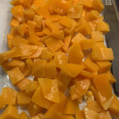 Recette gratin de butternut à la fourme d'Ambert -Beurrer un plat à gratin.
Déposer les dés de courge.
Emietter la fourme dessus.
