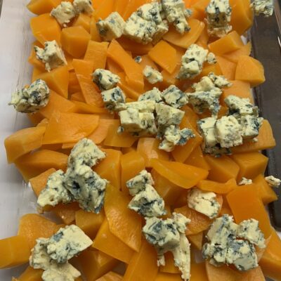 Recette gratin de butternut à la fourme d'Ambert -Beurrer un plat à gratin.
Déposer les dés de courge.
Emietter la fourme dessus.