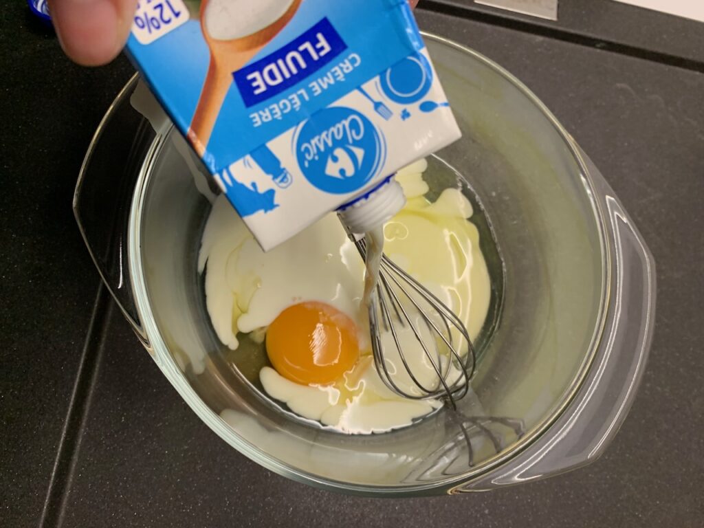 Recette gratin de butternut à la fourme d'Ambert -Concasser grossièrement les noix au rouleau à pâtisserie.
Dans un bol, battre l'oeuf à la fourchette avec la crème liquide.
Saler et poivrer.