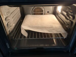 Recette gratin de butternut à la fourme d'Ambert -Couvrer le plat d'une feuille de papier sulfurisé et enfourner 30 min.