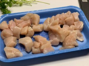 Recette tagliatelles au poulet et au maroille -Couper les filets de poulet en morceaux de 2 cm environ.