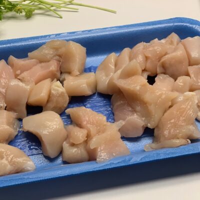 Recette tagliatelles au poulet et au maroille -Couper les filets de poulet en morceaux de 2 cm environ.