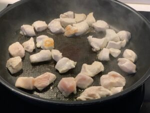 Recette tagliatelles au poulet et au maroille -Faites-les revenir à feu vif dans une poêle avec un peu d'huile. Débarasser-les