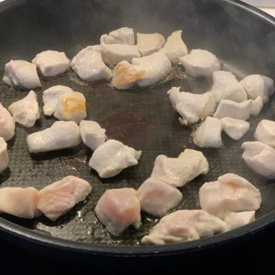 Recette tagliatelles au poulet et au maroille -Faites-les revenir à feu vif dans une poêle avec un peu d'huile. Débarasser-les