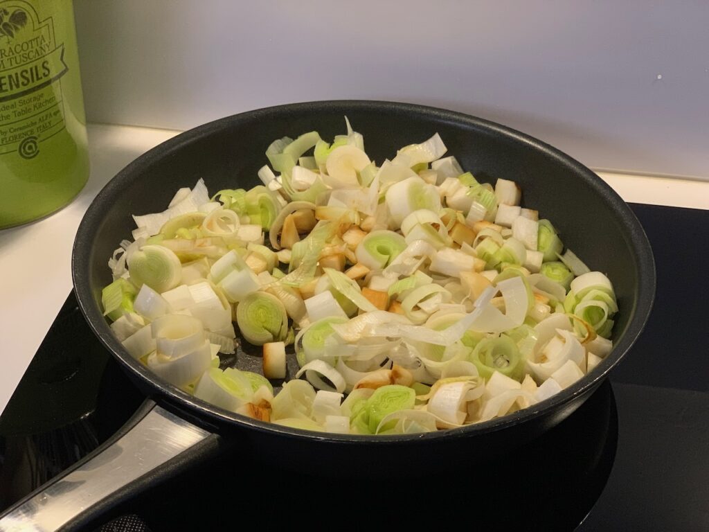 Recette tagliatelles au poulet et au maroille -Faites ensuite revenir les légumes à feu moyen jusqu'à ce qu'ils soient tendres. Saler, poivrer.