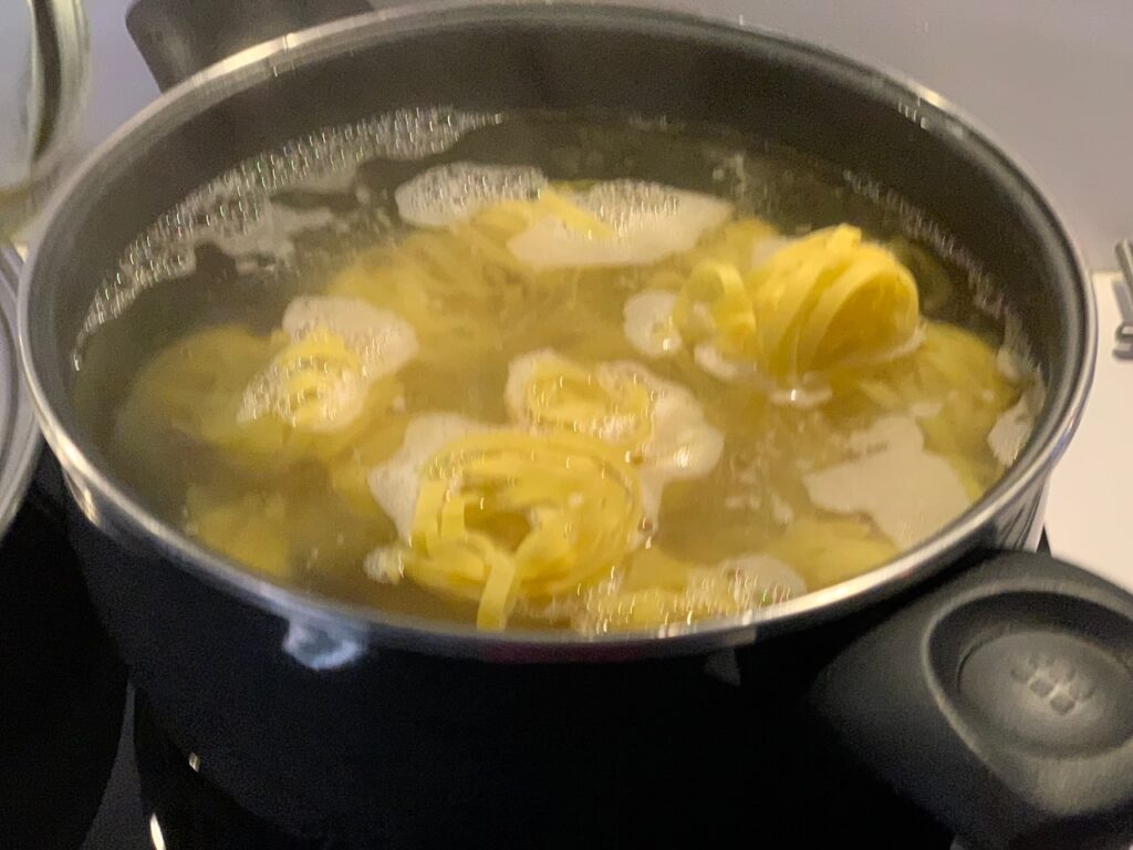 Recette tagliatelles au poulet et au maroille -Dans le même temps, faites bouillir de l'eau salée et plonger les tagliatelles.