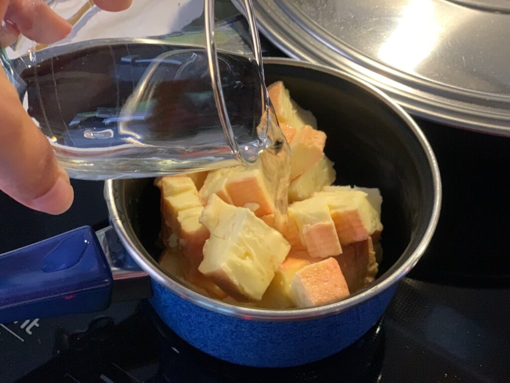 Recette tagliatelles au poulet et au maroilles -Dans le même temps, couper le maroilles en petit dés et le mettre dans une casserole avec 1/2 verre d'eau.
Faites chauffer à feu moyen jusqu'à ce qu'il soit fondu.
Remuer régulièrement.