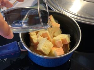 Recette tagliatelles au poulet et au maroilles -Dans le même temps, couper le maroilles en petit dés et le mettre dans une casserole avec 1/2 verre d'eau. Faites chauffer à feu moyen jusqu'à ce qu'il soit fondu. Remuer régulièrement.