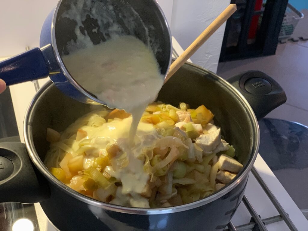 Recette tagliatelles au poulet et au maroille -Egoutter les tagliatelles et ajouter aussitôt la sauce pour éviter qu'elles ne collent.
Ajouter les légumes et le poulet.
Dresser dans les assiettes et parsemer de persil.