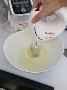 Recette Trianon -Verser les blancs d'oeuf dans un saladier et les monter en neige.