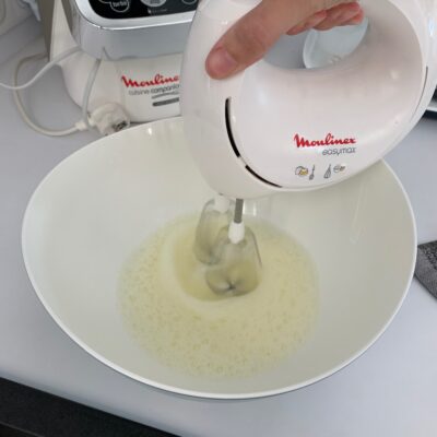 Recette Trianon -Verser les blancs d'oeuf dans un saladier et les monter en neige.