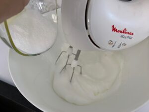 Recette Trianon -Lorsqu'ils sont bien mousseux, ajouter le sucre.