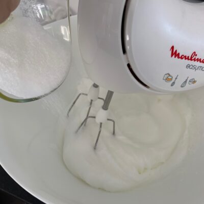 Recette Trianon -Lorsqu'ils sont bien mousseux, ajouter le sucre.