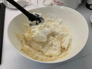 Recette Trianon -Ajouter la poudre d'amande et la noix de coco. Mélanger délicatement à l'aide d'une maryse.