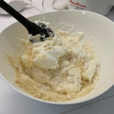 Recette Trianon -Ajouter la poudre d'amande et la noix de coco.
Mélanger délicatement à l'aide d'une maryse.