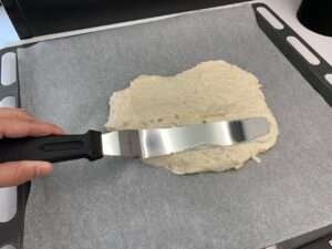 Recette Trianon -Verser sur une plaque de cuisson recouverte de papier cuisson. Etaler sur une surface de la même dimension que le cadre à pâtisserie que vous utiliserez pour le montage. Enfourner à 180°C environ 15 min.