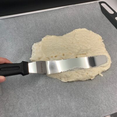 Recette Trianon -Verser sur une plaque de cuisson recouverte de papier cuisson.
Etaler sur une surface de la même dimension que le cadre à pâtisserie que vous utiliserez pour le montage.
Enfourner à 180°C environ 15 min.