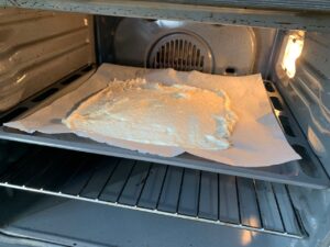 Recette Trianon -Verser sur une plaque de cuisson recouverte de papier cuisson. Etaler sur une surface de la même dimension que le cadre à pâtisserie que vous utiliserez pour le montage. Enfourner à 180°C environ 15 min.