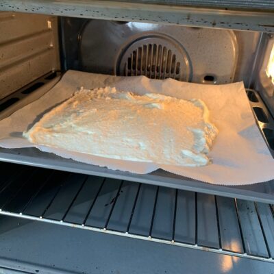 Recette Trianon -Verser sur une plaque de cuisson recouverte de papier cuisson.
Etaler sur une surface de la même dimension que le cadre à pâtisserie que vous utiliserez pour le montage.
Enfourner à 180°C environ 15 min.