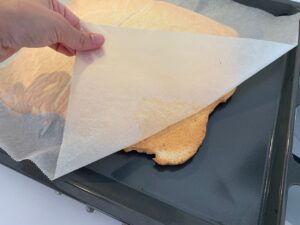 Recette Trianon -A la sortie du four, on retourne la dacquoise et on retire délicatement le papier cuisson; puis on laisse refroidir. Une fois réfroidie, on découpe la dacquoise à la taille du cadre à pâtisserie.
