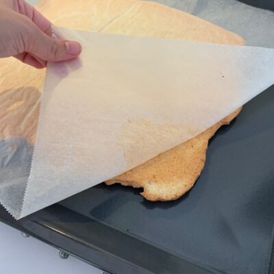 Recette Trianon -A la sortie du four, on retourne la dacquoise et on retire délicatement le papier cuisson; puis on laisse refroidir.
Une fois réfroidie, on découpe la dacquoise à la taille du cadre à pâtisserie.