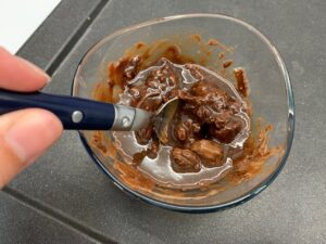 Recette Trianon -Mélanger le chocolat praliné et le chocolat au lait et les faire fondre au micro-onde avec un peu d'eau. Remuer jusqu'à ce que la texture soit parfaitement lisse.