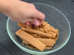 Recette Trianon -Emietter finement les crêpes dentelles avec les doigts.