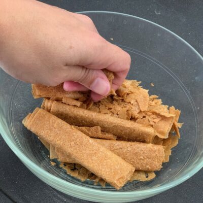 Recette Trianon -Emietter finement les crêpes dentelles avec les doigts.
