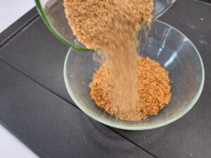 Recette Trianon - Une fois émietté, ajouter le pralin et mélanger.