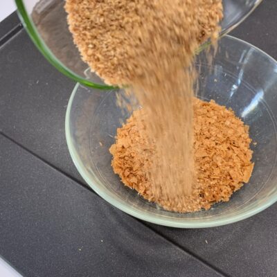 Recette Trianon - Une fois émietté, ajouter le pralin et mélanger.