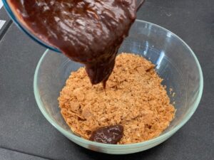 Recette Trianon - Verser le mélange des chocolats dessus et mélanger à nouveau.