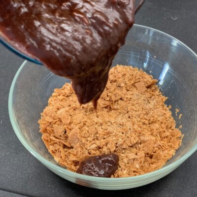 Recette Trianon - Verser le mélange des chocolats dessus et mélanger à nouveau.