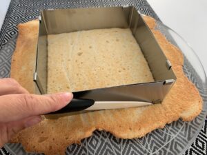 Recette Trianon -Une fois réfroidie, on découpe la dacquoise à la taille du cadre à pâtisserie.
