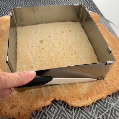 Recette Trianon -Une fois réfroidie, on découpe la dacquoise à la taille du cadre à pâtisserie.