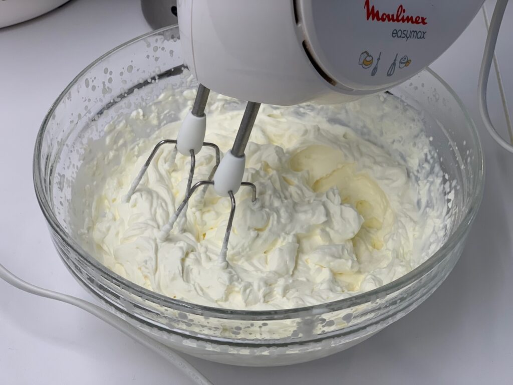 Recette Trianon -Placer un bol et des fouets au congélateur 10 min avant leur utilisation pour monter ensuite la crème en chantilly. Réserver au frigo.