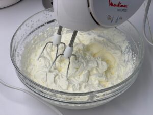 Recette Trianon -Placer un bol et des fouets au congélateur 10 min avant leur utilisation pour monter ensuite la crème en chantilly. Réserver au frigo.