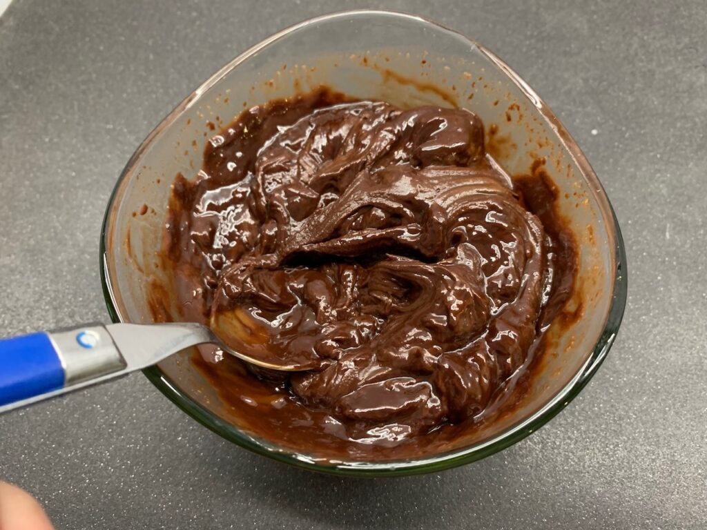 Recette Trianon -Faire fondre le chocolat au micro-onde avec un peu d'eau et remuer.
