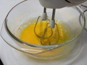 Recette Trianon -Dans un autre saladier, fouetter les jaunes d'oeuf à l'aide d'un batteur électrique pour qu'ils blanchissent légèrement.